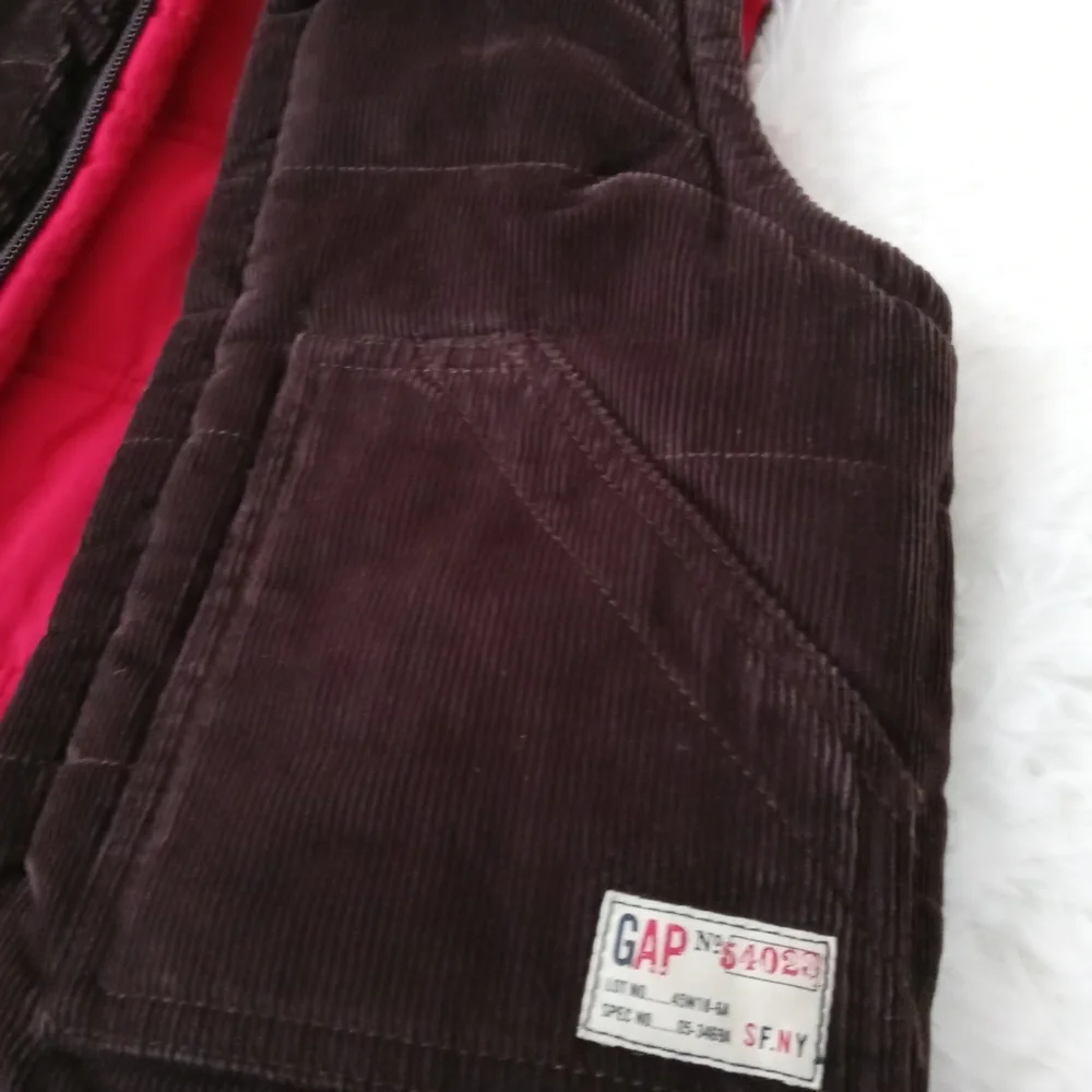 Gap Vest Toldder boy Size 2T corduroy and puffer reversible exelente conditions